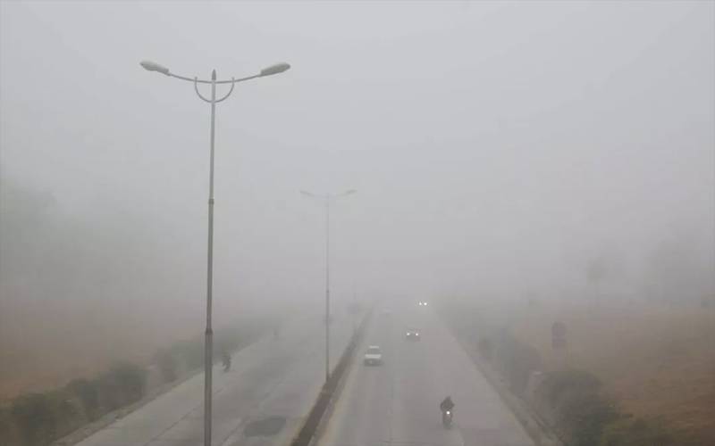  دھند  سے ٹریفک کی روانی متاثر ،قومی شاہراہ پر  ٹرک الٹ گیا 