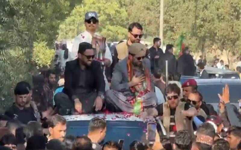 کراچی؛پی ٹی آئی کی ریلی کے دوران درجنوں شہریوں سے جیپ کاٹ  لی گئی 