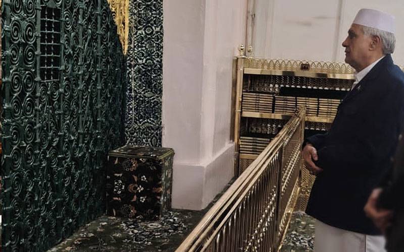  اسحاق ڈار کی روضہ رسولﷺ پر حاضری، مسجد نبوی میں نماز ادا کی