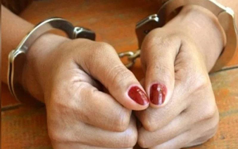  منشیات رکھنے کے الزام میں لیڈی پولیس کانسٹیبل گرفتار 