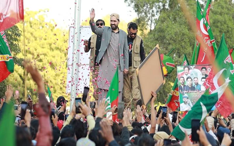 پی ٹی آئی کا جلسہ،وزیر اعلیٰ سہیل آفریدی بلدیہ ٹاون سے نمائش چورنگی کی جانب گامزن