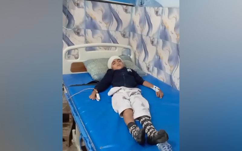 کراچی؛ معلم کی جانب سے سر پر ڈنڈا مارنے سے زخمی ہونے والا بچہ چل بسا
