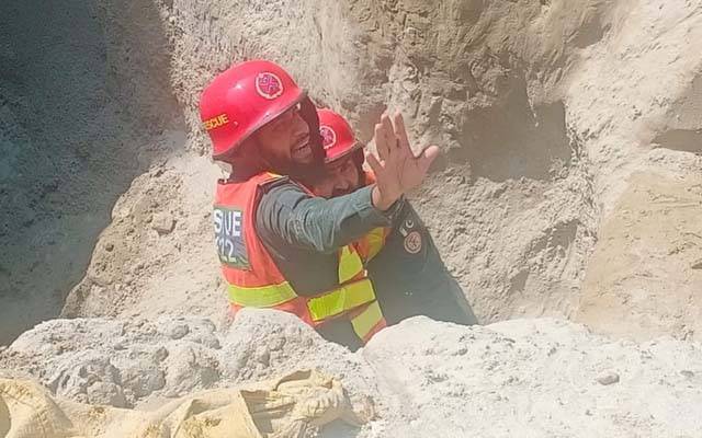 کوہاٹ؛سونا نکالنے کے دوران مٹی کا تودہ گرنے سےایک ہی خاندان کے 7 افراد جاں بحق