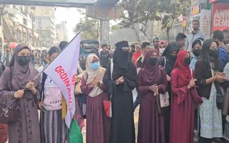 ڈھاکہ میں طلباء نے سڑکیں بلاک کر دیں،شدید ٹریفک جام 