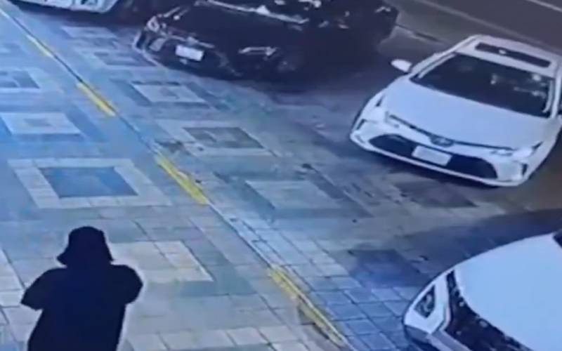 لڑکی نے گاڑی میں بیٹھی ماں اور بچے کو حادثے سے بچا لیا، ویڈیو وائرل
