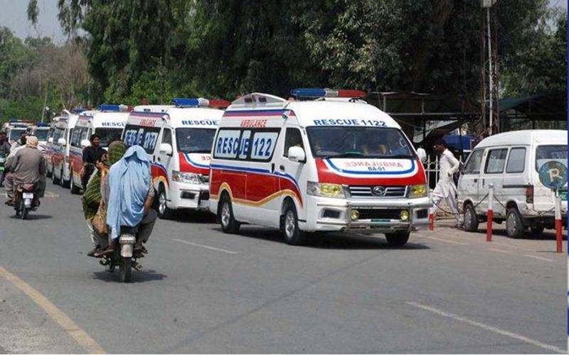 فتح جنگ کوہاٹ روڈ پر تیز رفتار کار درخت سے ٹکرا گئی،  3 افراد جاں بحق