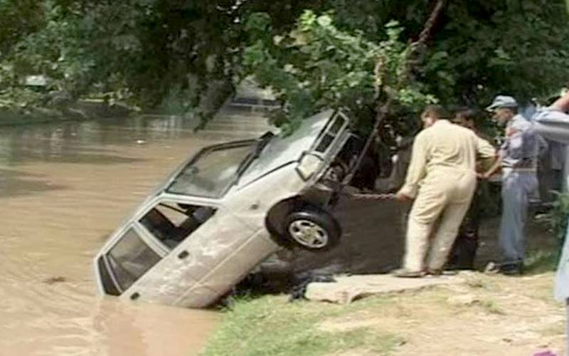 لاہور میں تیز رفتار کار نہر میں جا گری،2افرادزخمی