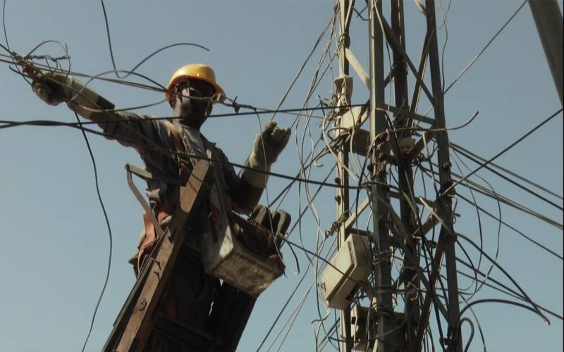 بجلی چور مافیا  کیخلاف کریک ڈاؤن جاری،گیپکو کے لائن سپرنٹنڈنٹ گرفتار 