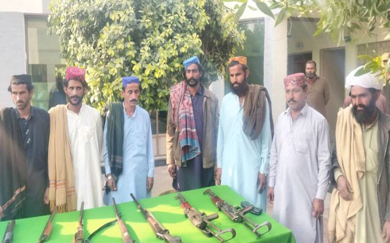 پولیس کا ڈاکوؤں کیخلاف آپریشن،11ڈاکوؤں نے سرنڈر کردیا
