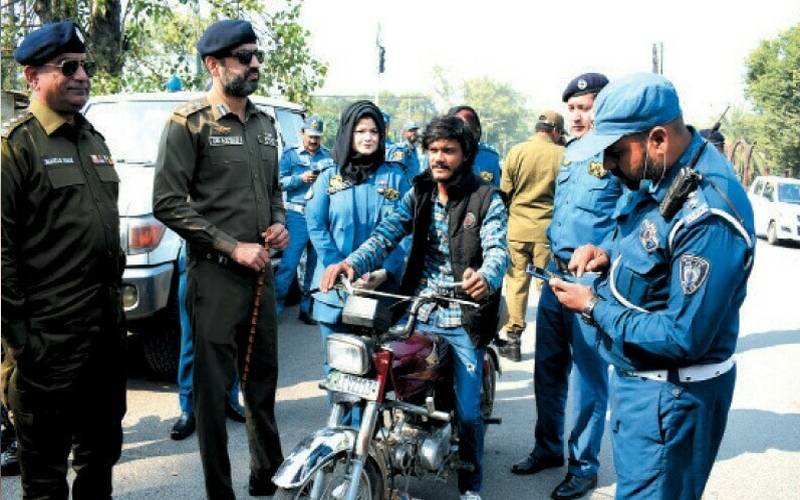 ٹریفک وارڈنز کو ڈی ایس پی کی اجازت کے بغیر مقدمات درج کرنے سے روک دیا گیا