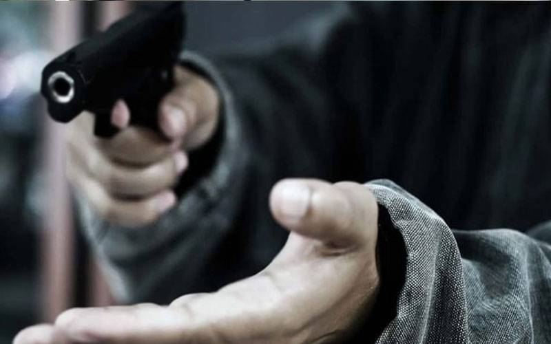سڑک پر ڈکیتی،  ایک شہری جاں بحق، ایک 62لاکھ روپےسےمحروم