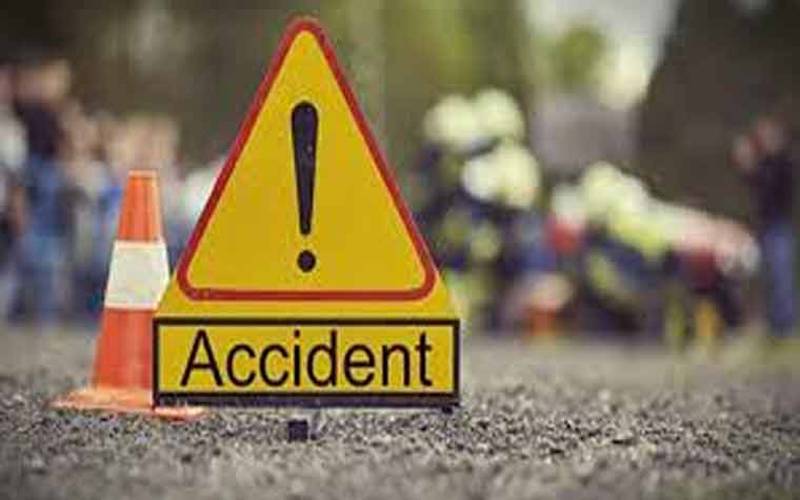 سرگودھا میں بھوسے سے لدا ٹرک الٹ گیا، 4 افراد جاں بحق، 8 زخمی