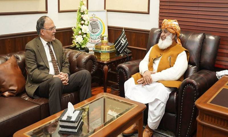 وفاقی وزیر احسن اقبال کی سربراہ جے یو آئی مولانا فضل الرحمن سے ان کی رہائش گاہ پر ملاقات