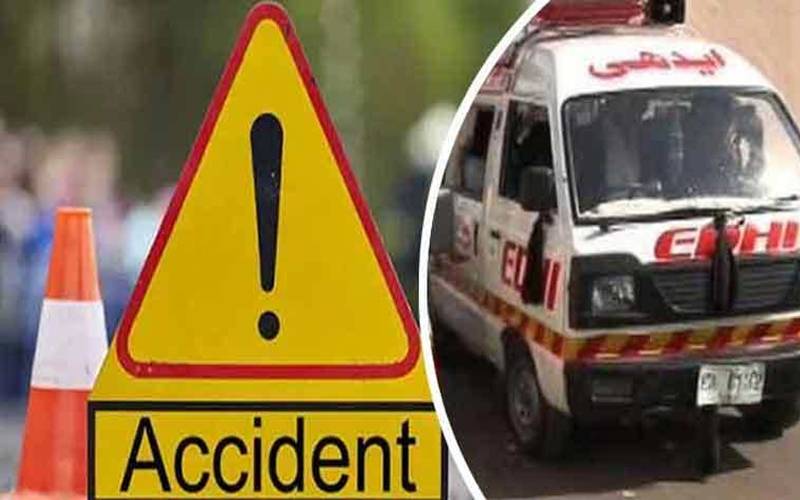 حیدر آباد:ہائی وے پر گاڑی اور ٹرک میں خوفناک تصادم ،بچوں سمیت 8 افراد جاں بحق