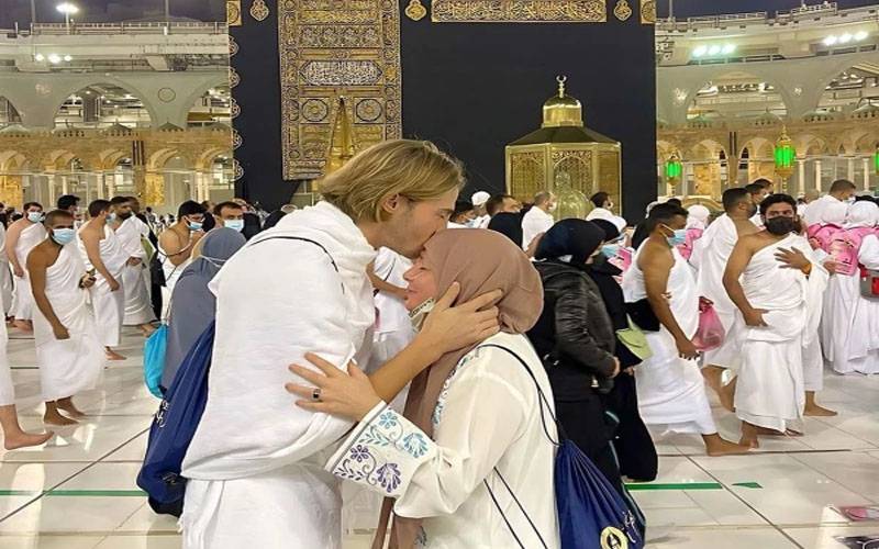 معروف اداکار نے اسلام قبول کر لیا،والدہ کے ہمراہ عمرہ کی ادائیگی 