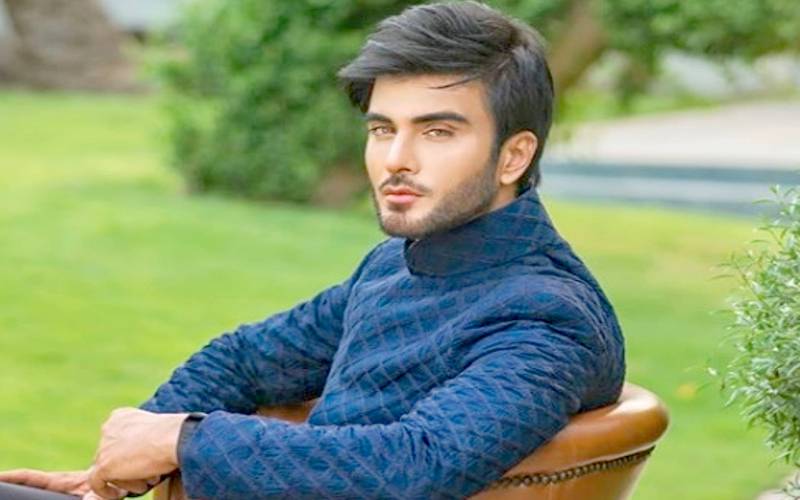 عمران عباس مرحومہ والدہ کیلئےلکھی نظم سناتے ہوئے آبدیدہ ہوگئے
