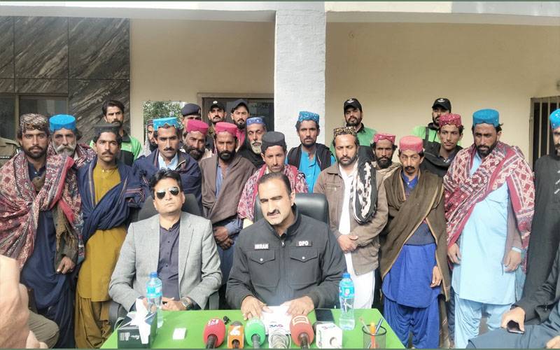 راجن پور ؛انتہائی مطلوب گینگز کے مزید 24ڈاکوؤں نے ہتھیار ڈال دیئے