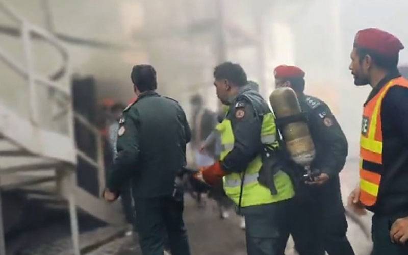 لاہورکے 19منزلہ ہوٹل میں آگ لگ گئی، 3  افرادجاں بحق 