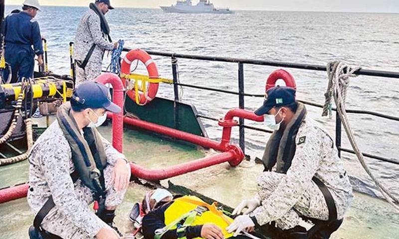 پاک بحریہ نے سری لنکن جہاز کا عملہ بچا لیا 