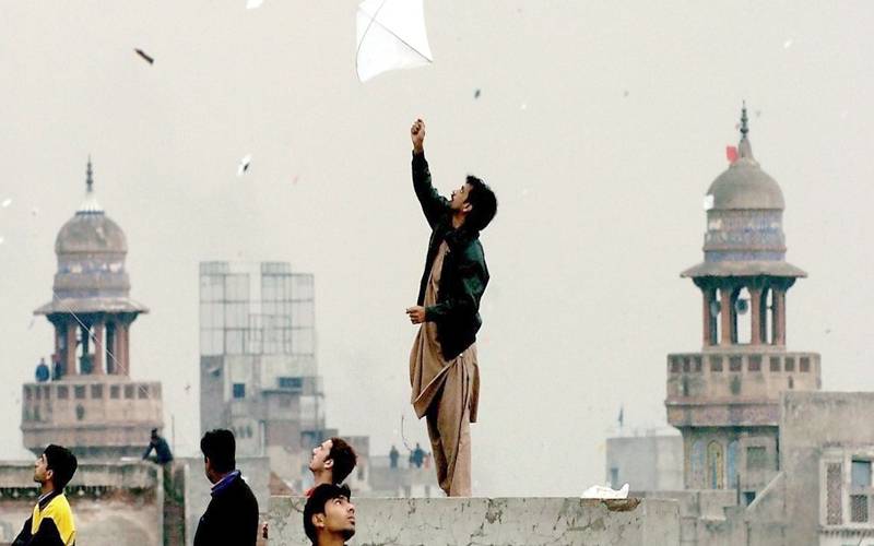 وکیل کی انوکھی فرمائش، بسنت منانے کیلئےعدالت کی چھت مانگ لی