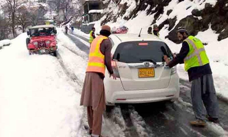 خیبر پختونخوا: برفباری میں پھنسے 3 ہزار افراد ریسکیو
