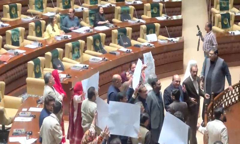 سانحہ گل پلازہ تحقیقات، ایم کیو ایم کا سندھ اسمبلی میں جوڈیشل کمیشن کے قیام کیلئے احتجاج