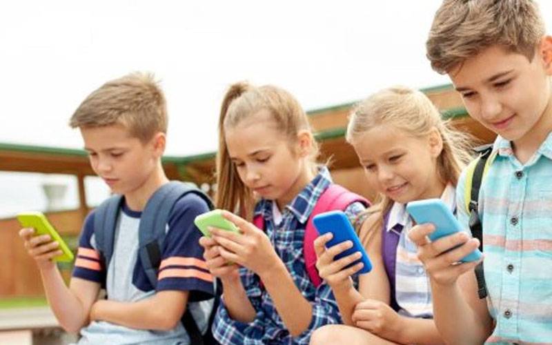 فرانس میں 15 سال سے کم عمر بچوں کے سوشل میڈیا استعمال پر پابندی کا بل منظور 