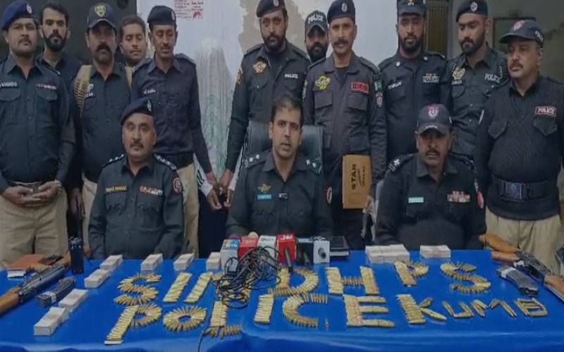 خیرپور پولیس کی بڑی کارروائی: 2 کلاشنکوف اور 800 سےزائد گولیاں برآمد،ملزم گرفتار