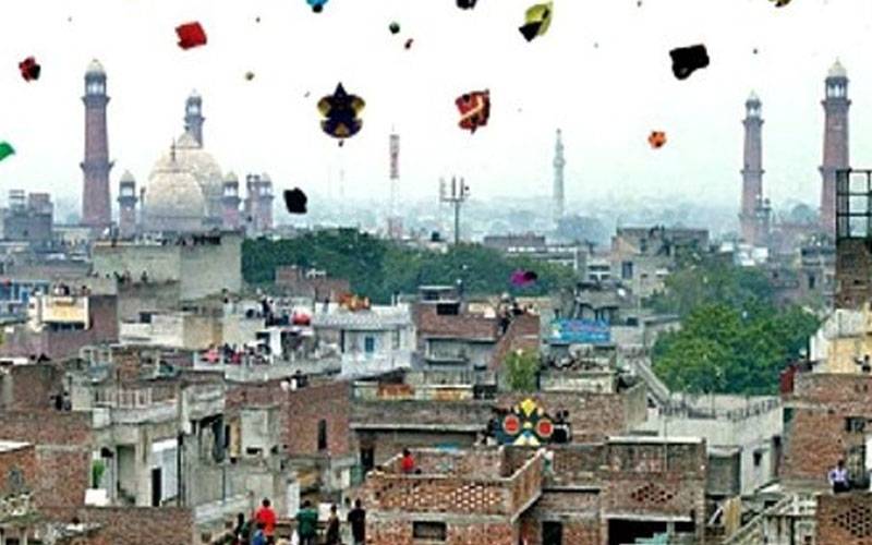 پتنگ بازی کے سامان کی قلت، لاہور میں بسنت کی رونقیں ماند پڑنے کا خدشہ 