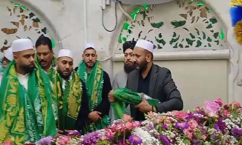 پاکستانی نژاد برطانوی باکسر عامر خان کی داتا دربار پر حاضری، پھولوں کی چادر چڑھائی