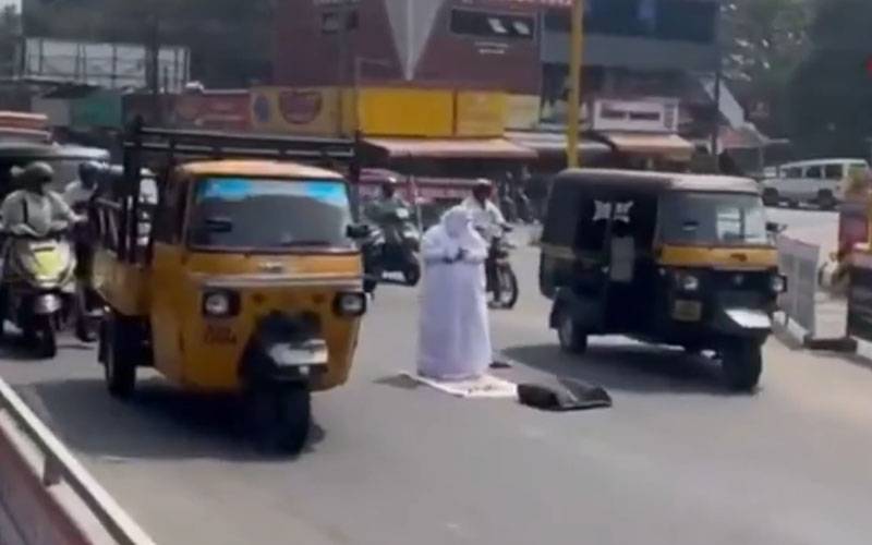بھارت: خاتون کی مصروف سڑک پر نماز پڑھنے کی ویڈیو سوشل میڈیا پر وائرل 