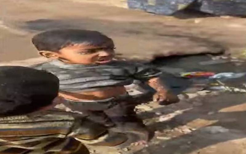چونیاں میں کھیلتے ہوئے 2 بچے سیوریج نالے میں گرگئے