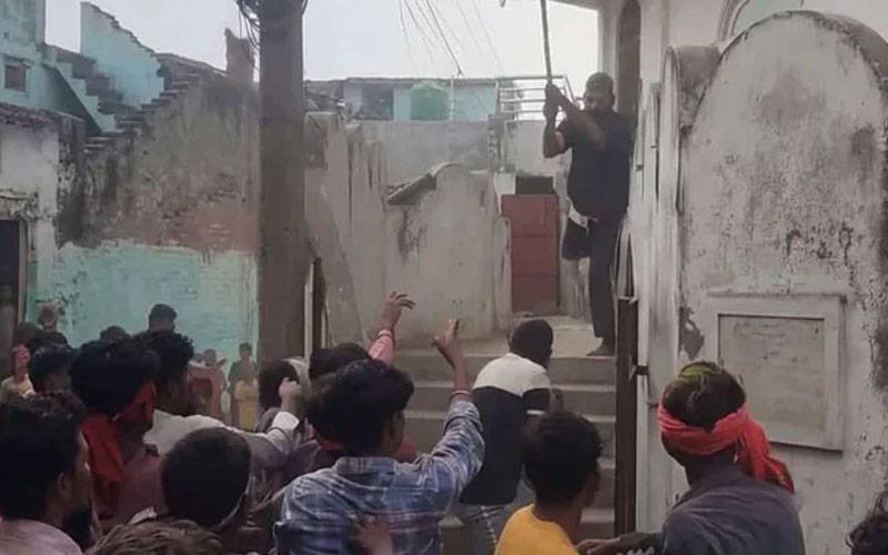 ویڈیو: معذور شخص نے مسجد کا دفاع کرکے بہادری کی مثال قائم کر دی 