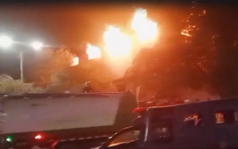 Fire, Blaze, Landhi Export Processing Zone, لانڈھی ایکسپورٹ پروسیسنگ زون، پلاسٹک فیکٹری، پلاسٹک کی آگ، ریسکیو ون ون ٹو ٹو، فائر بریگیڈ، وزیراعلیٰ مراد علی شاہ