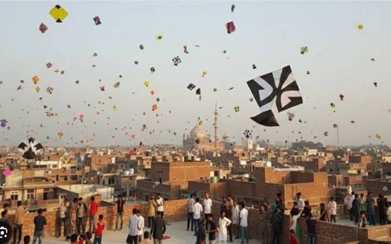 لاہور میں آج بسنت کا دوسرا روز، من چلے پتنگیں اڑانے میں مصروف 