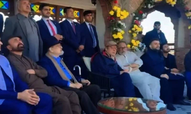 نواز شریف کی لاہور کے موچی دروازہ آمد، دوستوں کے ساتھ بسنت منائی 
