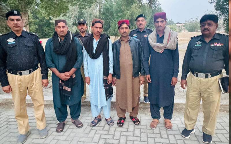  خیرپورکےکچےمیں مزید 4  ڈاکوؤں نے سرنڈر کردیا