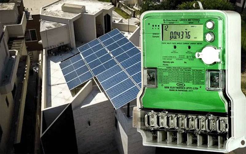 سولر صارفین کیلئے بُری خبر: نیشنل گرڈ کو بجلی فروخت کرنے کے ریٹس میں کمی ، نیا نظام متعارف