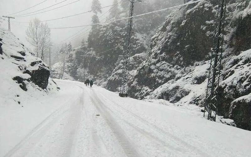 بالائی علاقوں میں برفباری سے پھر ہر سو سفیدی چھا گئی