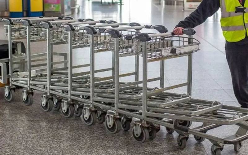 کراچی ایئر پورٹ پر مسافروں کیلئے ٹرالیوں کی عدم دستیابی، 9 ملازمین معطل 