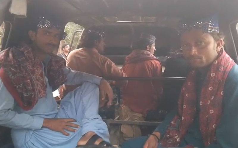گھوٹکی میں 13ڈاکو ؤں نے پولیس کے سامنے سرینڈر کر دیا