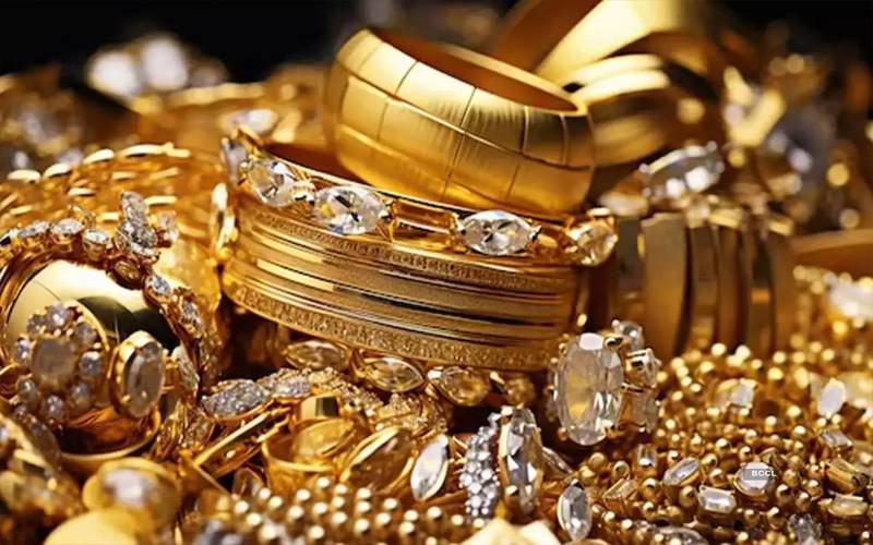 عوام کیلئے خوشخبری! سونا ہزاروں روپے سستا،جانیے فی تولہ قیمت کیا ہو گئی
