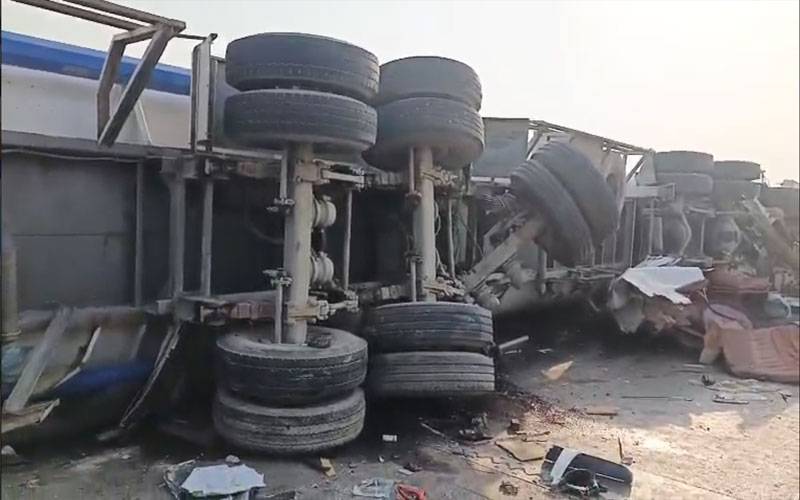 آئل ٹینکر حادثہ میں تین نہیں چار گاڑیاں آپس میں ٹکرائیں