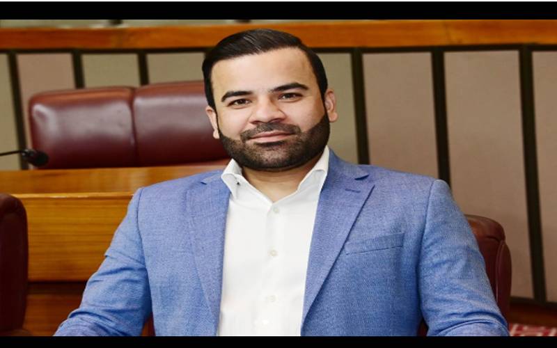  بانی پی ٹی آئی کی آنکھ کی بیماری کی ٹائم لائن میں بہت تضاد ہیں:عقیل ملک