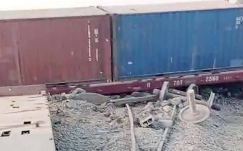   کارگو ٹرین کا انجن الٹ گیا، بوگیاں پٹڑی سے اتر گئیں