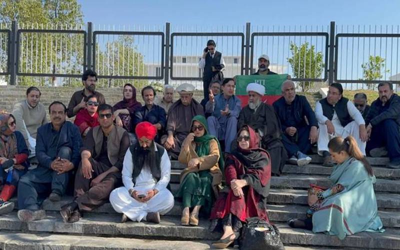 اسلام آباد: پی ٹی آئی اراکین پارلیمنٹ نے خیبرپختونخوا ہاؤس کے باہر دھرنا ختم کر دیا 