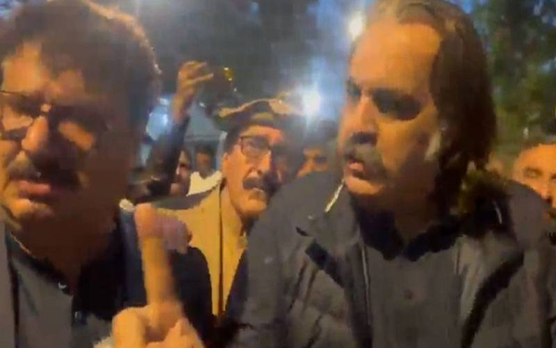  سابق وزیراعلیٰ خیبرپختونخوا علی امین گنڈا پورپولیس کے ساتھ الجھ پڑے،ویڈیو وائرل