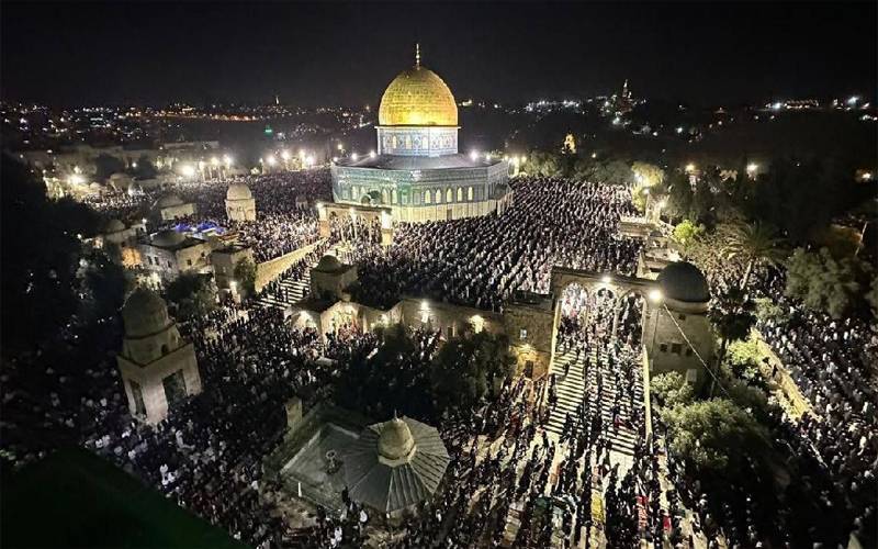 مسجدِ اقصیٰ میں پہلی تراویح: پابندیوں کے باوجود ایمان کا سمندر اُمڈ آیا