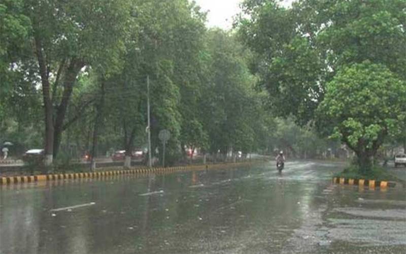 لاہور کے مختلف علاقوں میں پھر بادل برس پڑے، موسم خوشگوار  