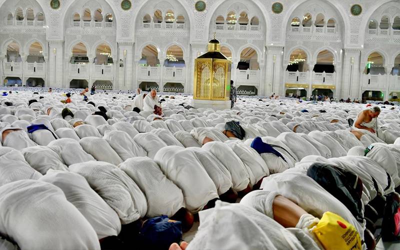 مکہ مکرمہ اور مدینہ شریف میں سجدوں کی بہار: رمضان کی پہلی تراویح کا دل نشیں منظر